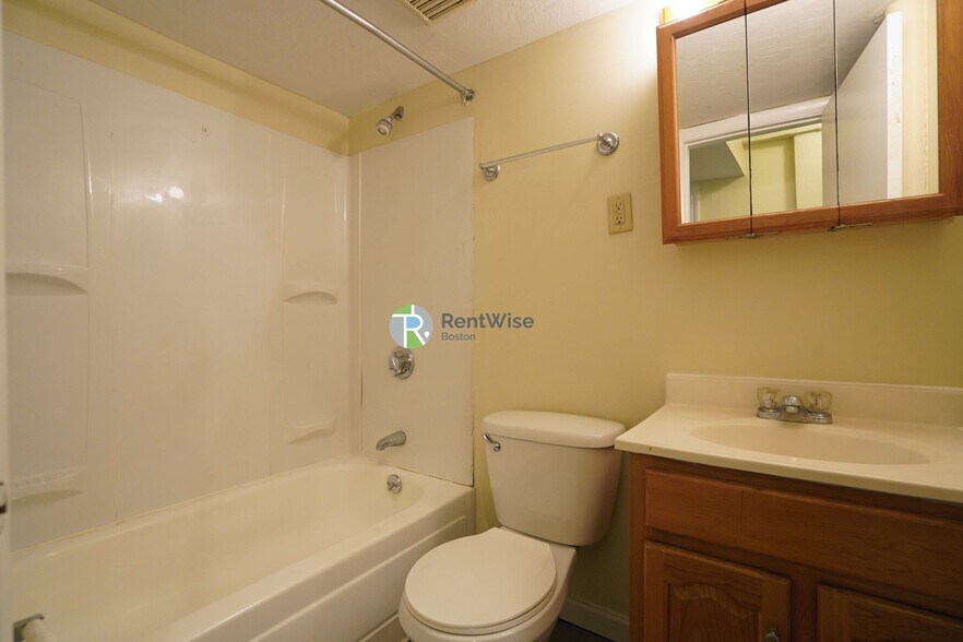 Building Photo - 230 Fuller St