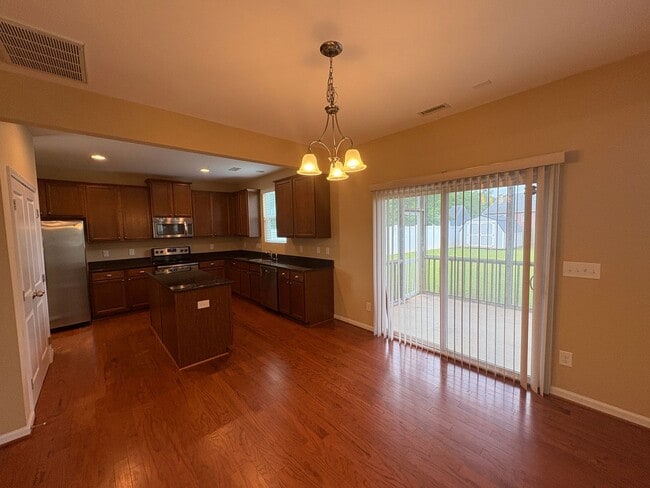 Building Photo - Gorgeous Sanford Home with Fenced Yard