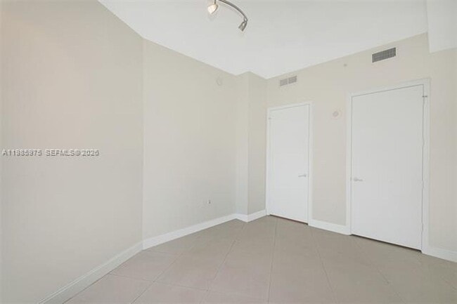 Building Photo - 20000 E Country Club Dr