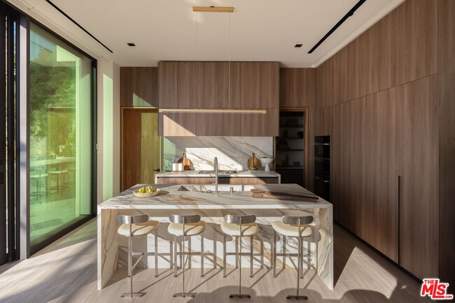 Building Photo - 8777 Hollywood Blvd