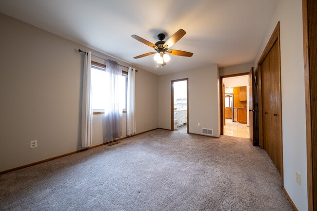 Building Photo - 1410 Juneau Ln N