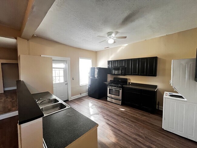 Building Photo - E Washington Duplex