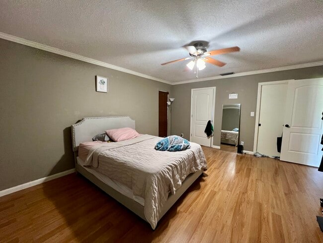 Building Photo - 4075 Palm Forest Dr N