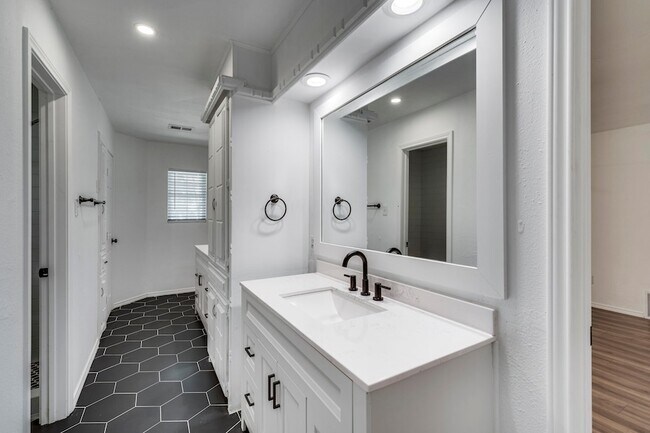 Building Photo - 3403 Sheffield Dr