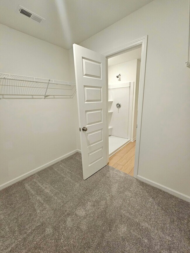 Building Photo - 112 Labrador Ln