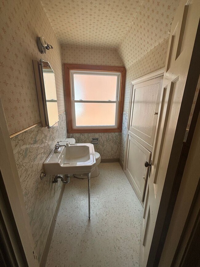 Building Photo - 3bd Single Section 8 WATER/SEWER INCLUDED