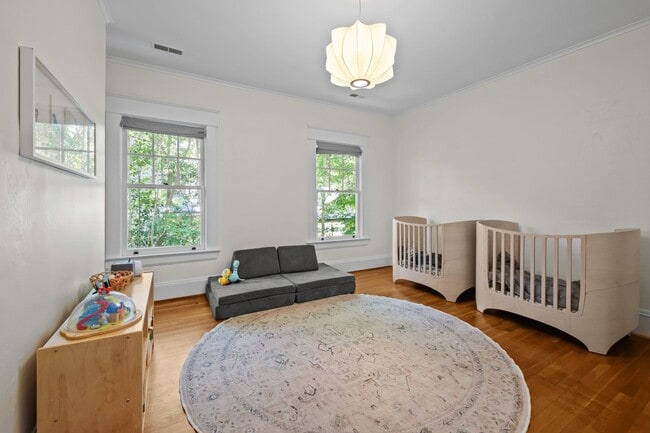 Building Photo - Stunning Historic 4-bedroom home in W Trin...