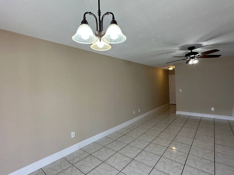 Building Photo - 27 W Country Cove Way