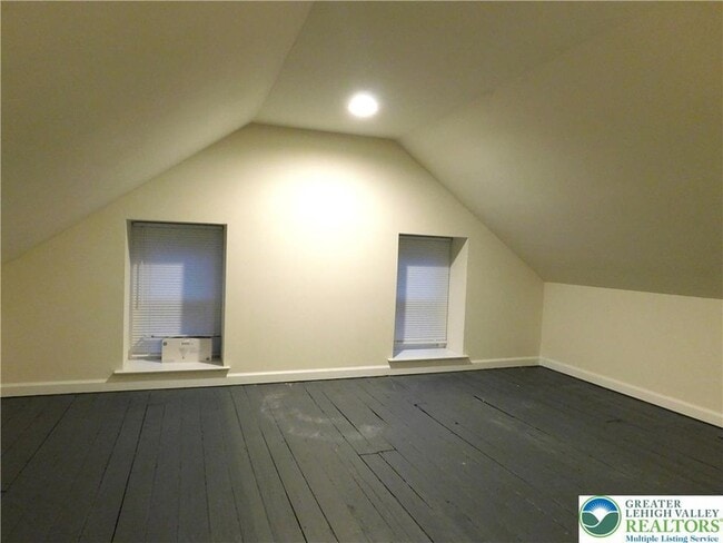 Building Photo - 826 Main St