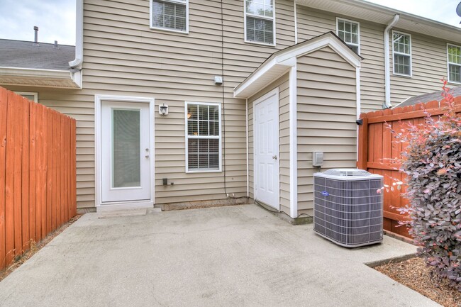 Building Photo - 2 Bedroom 2.5 Bath Townhouse