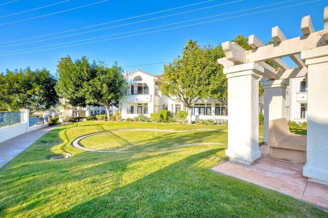 Building Photo - 2Bed/2Bath End Unit in Gated Community~ Ra...