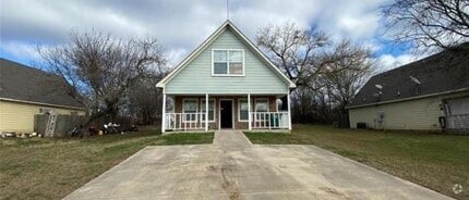 Building Photo - 10910 Shady Oaks Dr