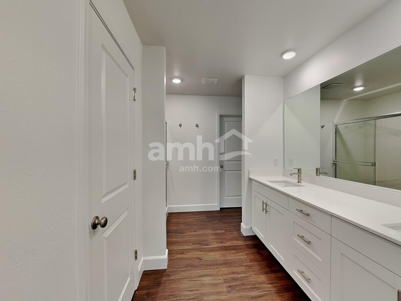 Building Photo - 17149 W Lawrence Ln