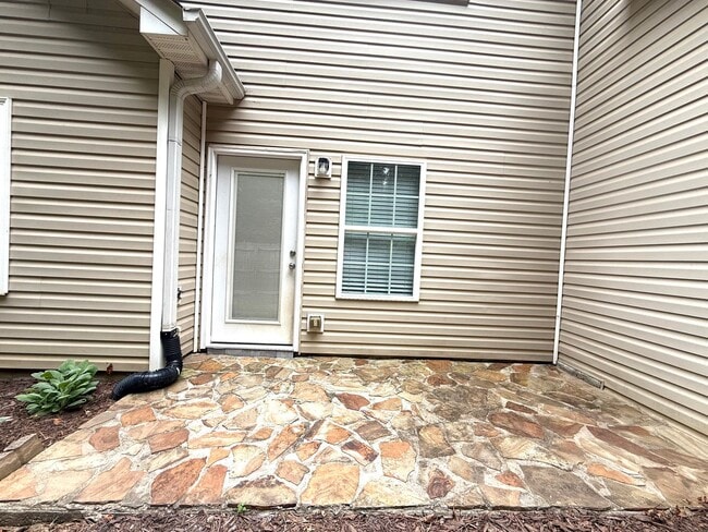 Building Photo - Renovated  3 Bed 3.5 Bath Town Home