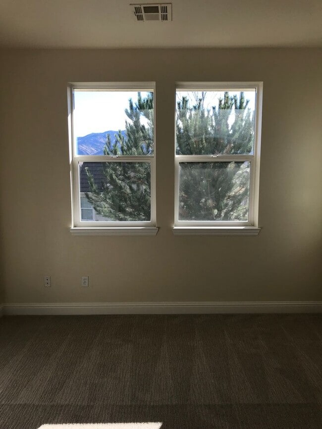 Building Photo - Somerset Stunner with All the Amenities - Including Golf!!