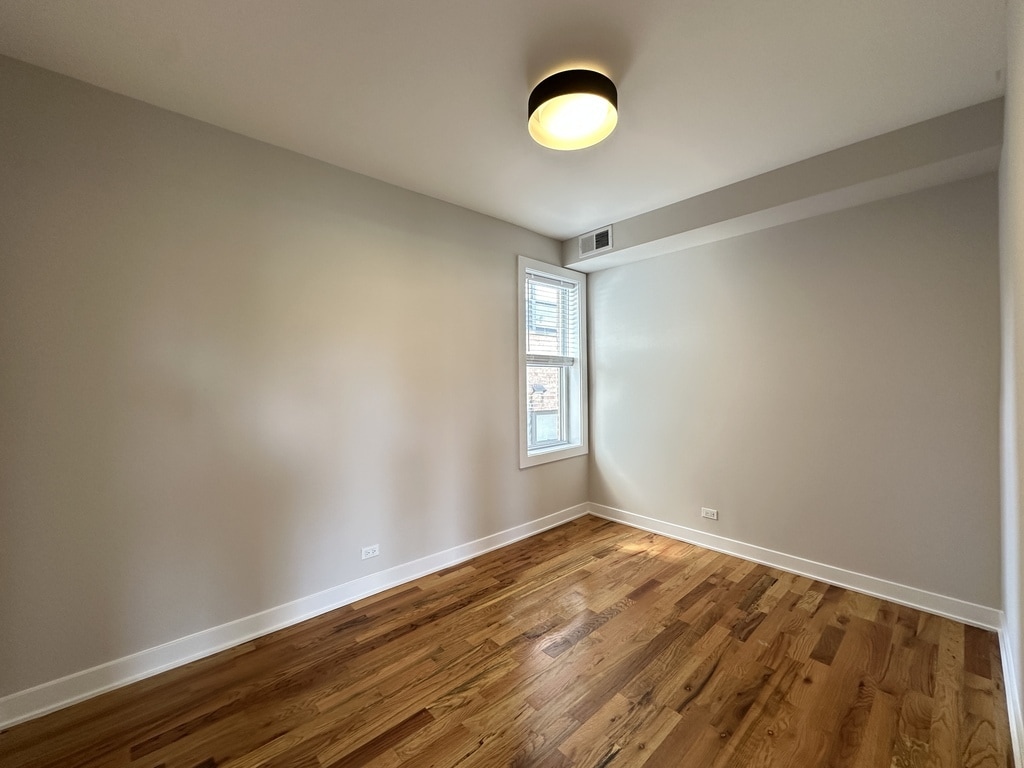 Building Photo - 649 W Wrightwood Ave