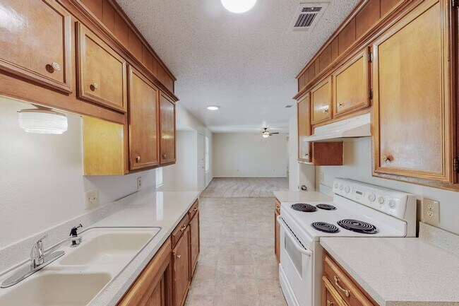 Building Photo - Coming Soon! Comfortable 3 bd / 2 ba Home for Lease in Cleburne