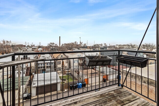 Building Photo - 2625 W Chicago Ave