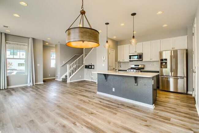 Building Photo - 3 Bed 2.5 Bath End Unit Home with FENCED Y...