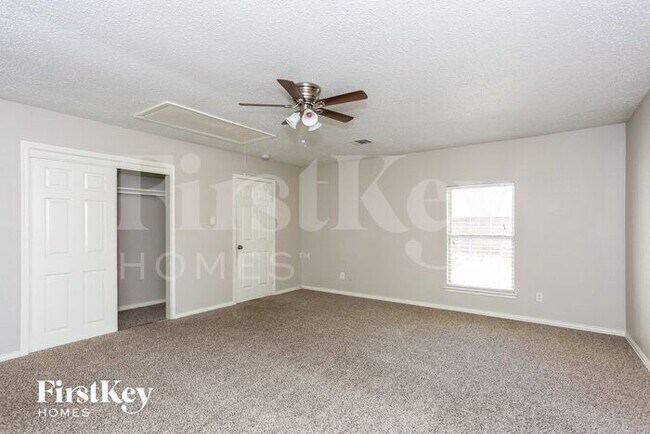 Building Photo - 1701 Oxford Dr