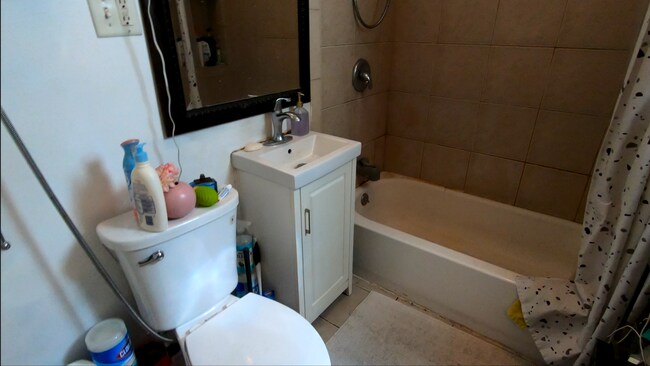 Building Photo - 3638 W Diversey Ave