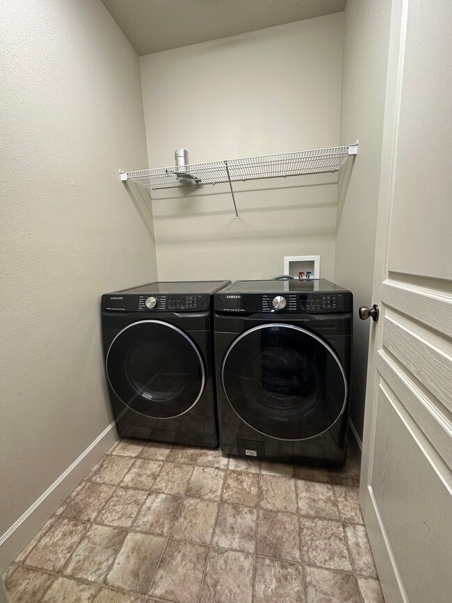 Building Photo - Cozy 3 Bed, 2 Bath Home located on the Eas...