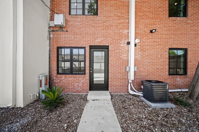 Building Photo - 520 Lovett Blvd