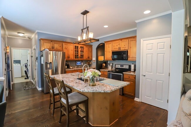 Building Photo - 5804 Lanatte Ln