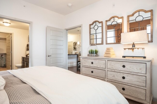 Building Photo - 900 S Broadway