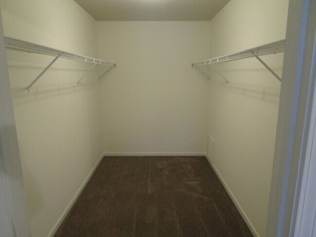 Building Photo - Huge 3 Bedroom, 2 Bath Town Home in SW Col...