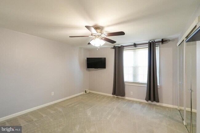 Building Photo - 3161 S Sydenham St