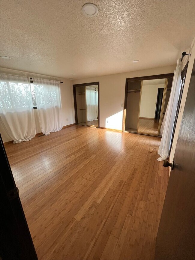 Building Photo - Beautiful One-Level Home with Sunroom, Vaulted Ceilings & Multiple Living Areas