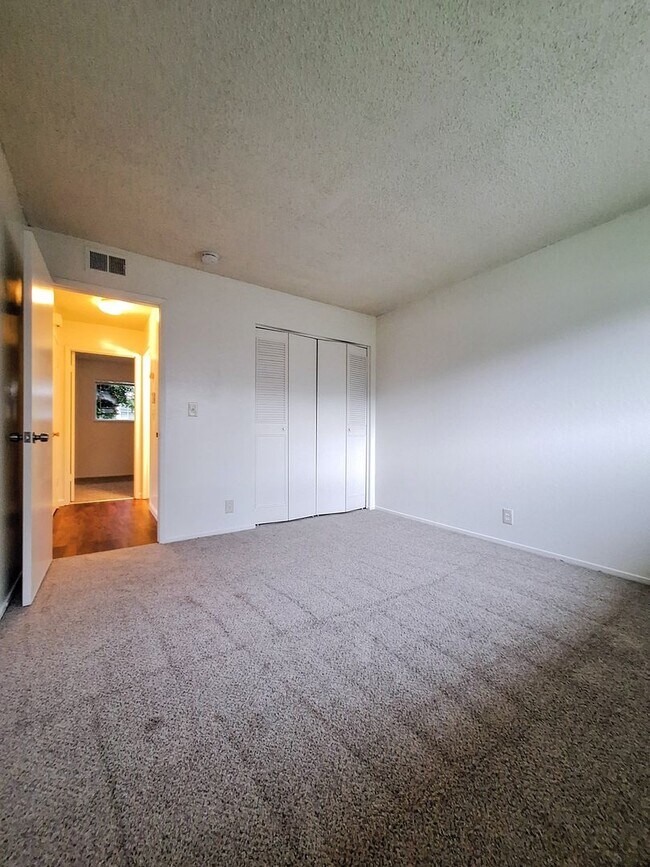 Building Photo - Ground Floor 2bd Condo With On-site Laundry, Carport, & Pool!