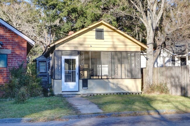 Building Photo - Cute Bungalow - great yard - Two Bedroom