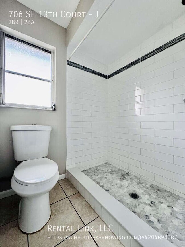 Building Photo - 706 SE 13th Ct