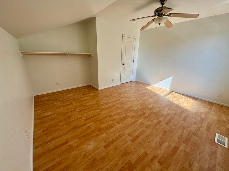Building Photo - 1094 NE Conifer Blvd