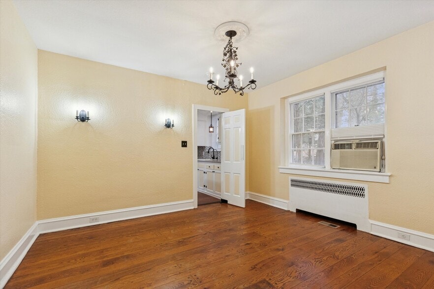 Building Photo - 134 Yew Rd