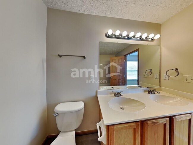 Building Photo - 8510 Reynoldswood Dr