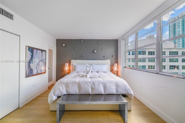 Building Photo - 801 Brickell Bay Dr