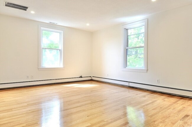 Building Photo - 120 Farwell St