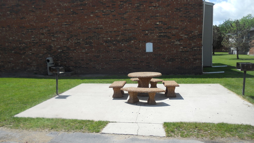 Picnic Area - Briarcliff Apartments