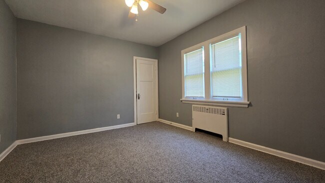 Building Photo - Renovated 3BR/1.5BA | 1,200 Sq Ft | Pet Friendly | Off-Street Parking | Available