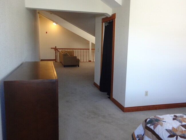 Building Photo - Spacious 2-Story 1-Bedroom/1.5-Bathroom Lo...