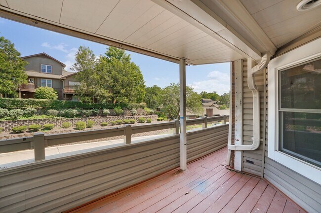 Building Photo - Spacious 2-Bedroom, 2-Bath Condominium in ...