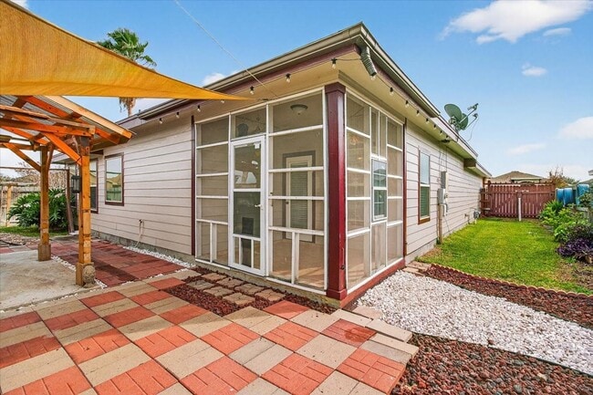 Building Photo - 6901 Anastasia Dr