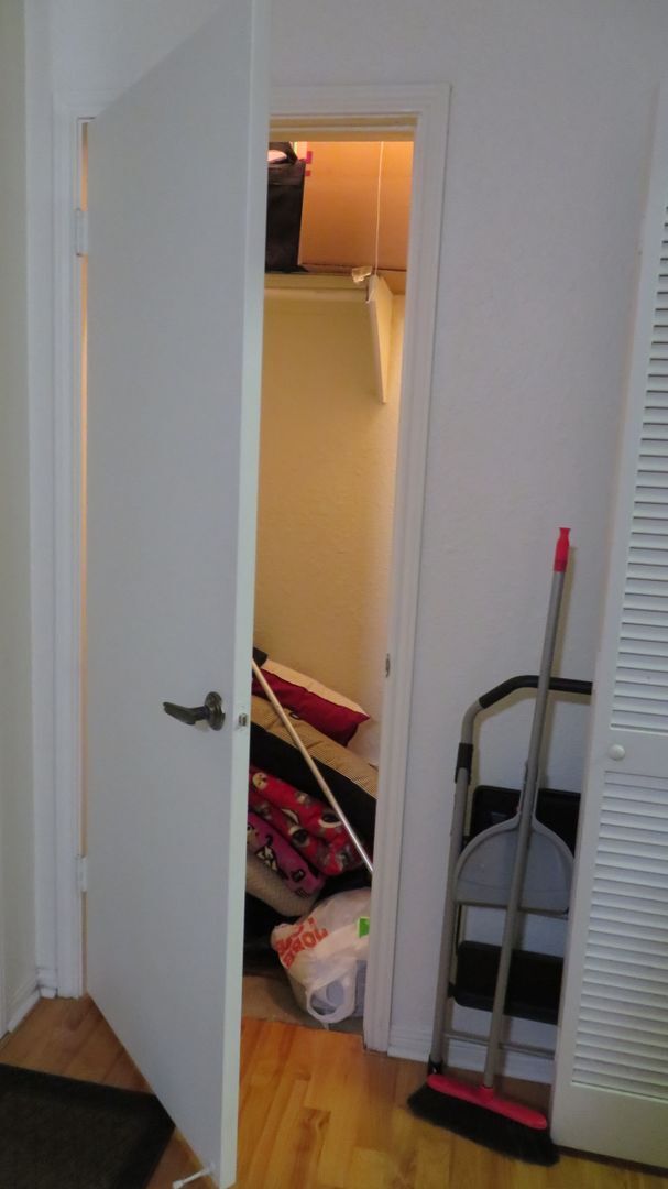 Building Photo - ROBBINS PLACE 202