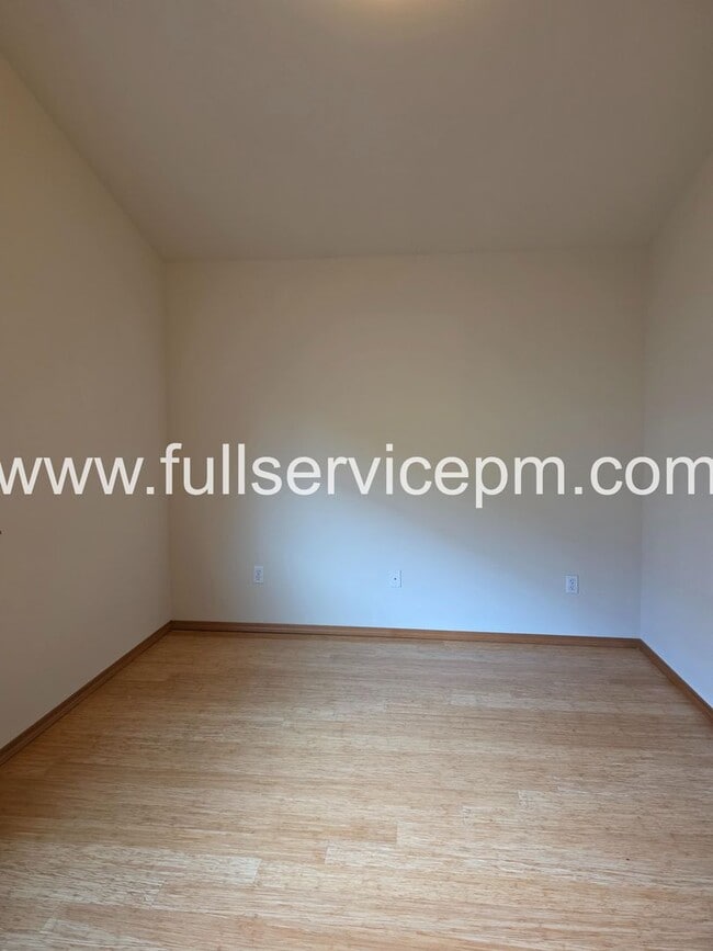 Building Photo - Private Drive Townhome Near Stone Ave N | 3 Bed, 2 Bath, 2-Car Garage, Deck + Fenced Yard