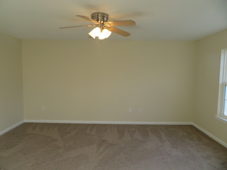 Building Photo - 3700 Bedford Dr