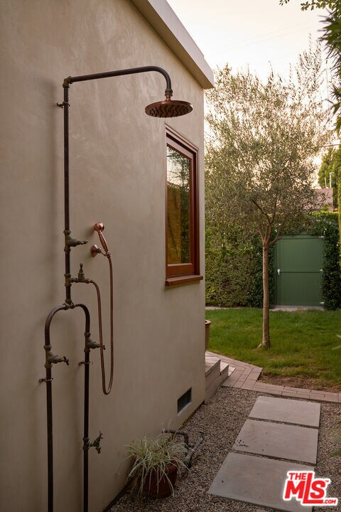 Building Photo - 655 Angelus Pl