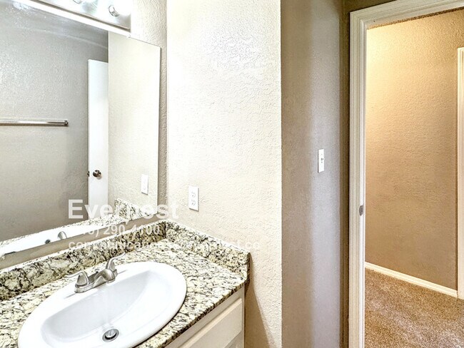 Building Photo - Comfortable 3-Bedroom Home with Prime Acce...